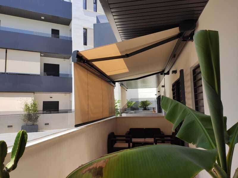 Toldo motorizado en balcón