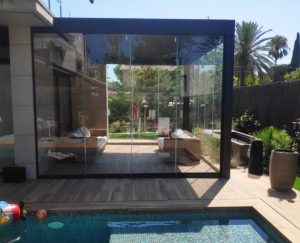 Pérgola bioclimática fija acristalada perfil negro