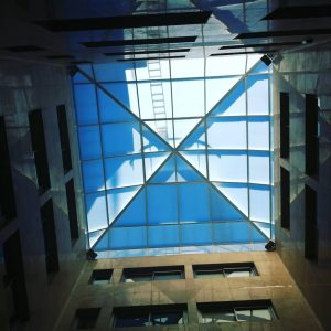 Claraboya de cristal en patio interior