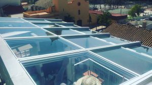 Techo de cristal con perfil blanco