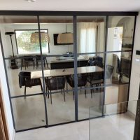 Puertas correderas de cristal: la elegancia moderna en tu hogar