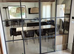 Puertas correderas de cristal: la elegancia moderna en tu hogar